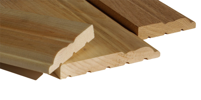 Différentes largeurs de moulures en pin et bois franc