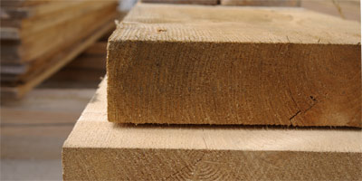 Planches et poutres de pruche disponibles